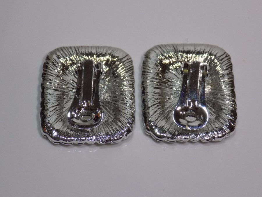 A53-VINTAGE CLIP EARRINGS~SILVER TONE WITH SWIRL LT BUTTERSCOTCH COLOR~1″