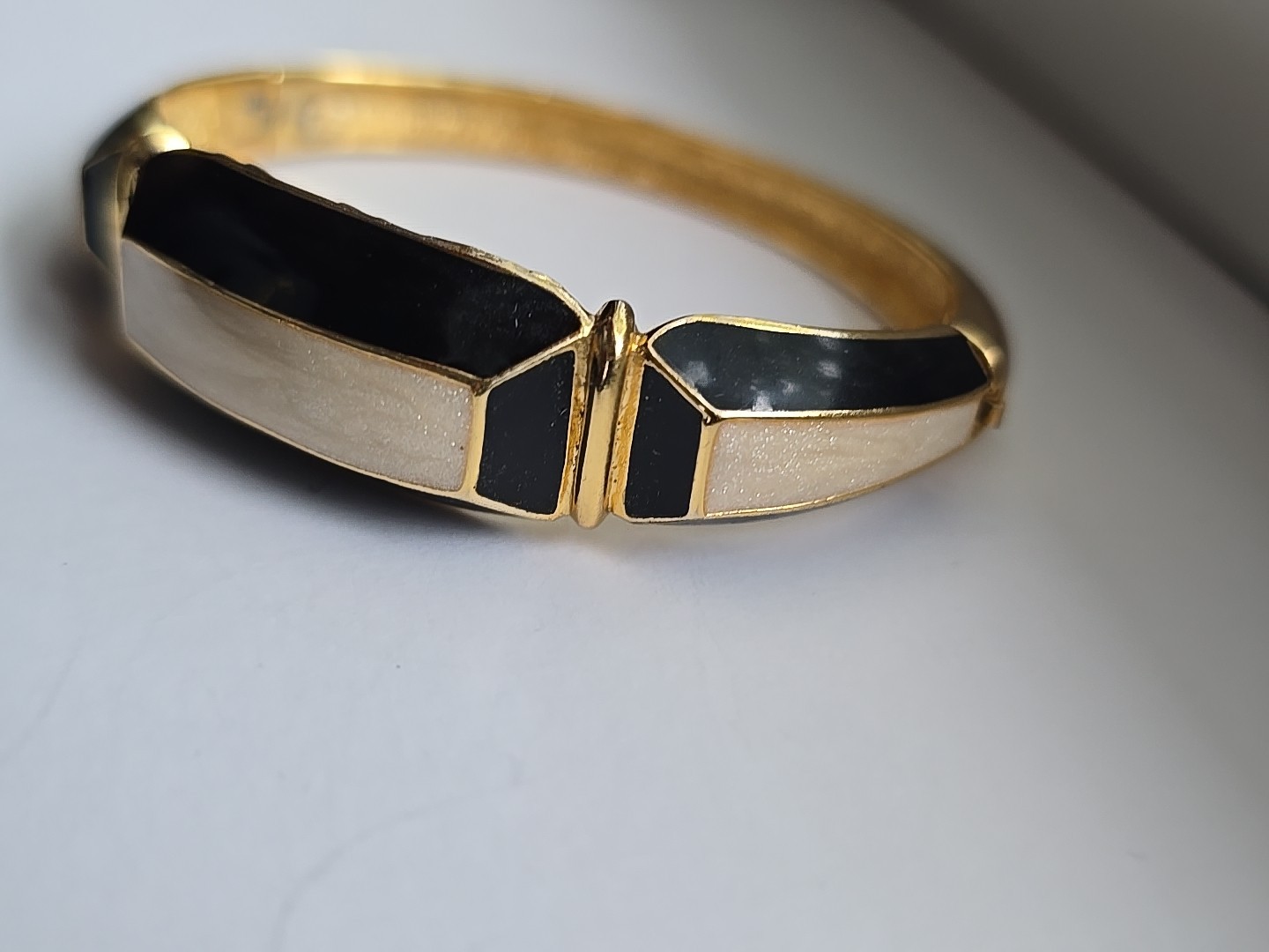 Vintage ORENA PARIS Gold Tone BLACK OFF WHITE Enamel Bangle Bracelet 6.5″