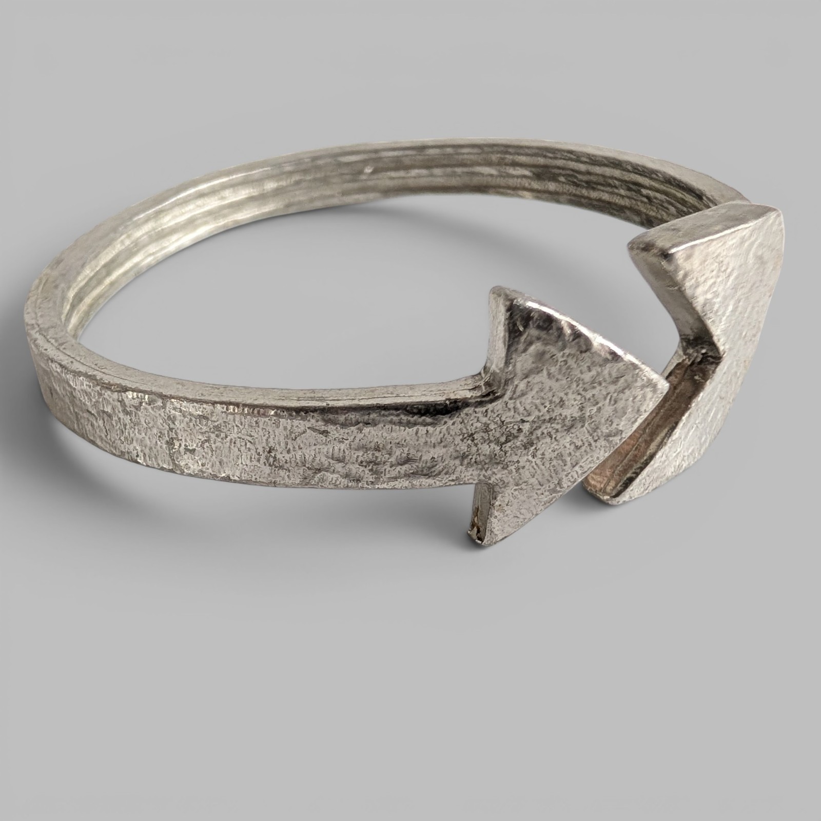 Robert Zentall Hammered Pewter Arrow Bangle Bracelet Adjustable Vintage