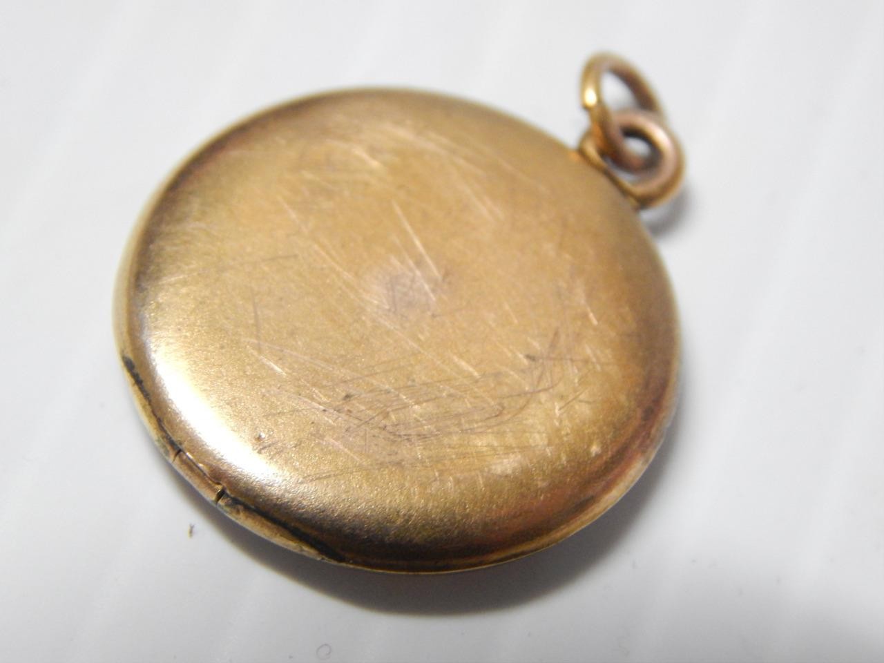 ANTIQUE VINTAGE CIRCULAR / ROUND VICTORIAN GOLD FILLED LOCKET – NICE GIFT !