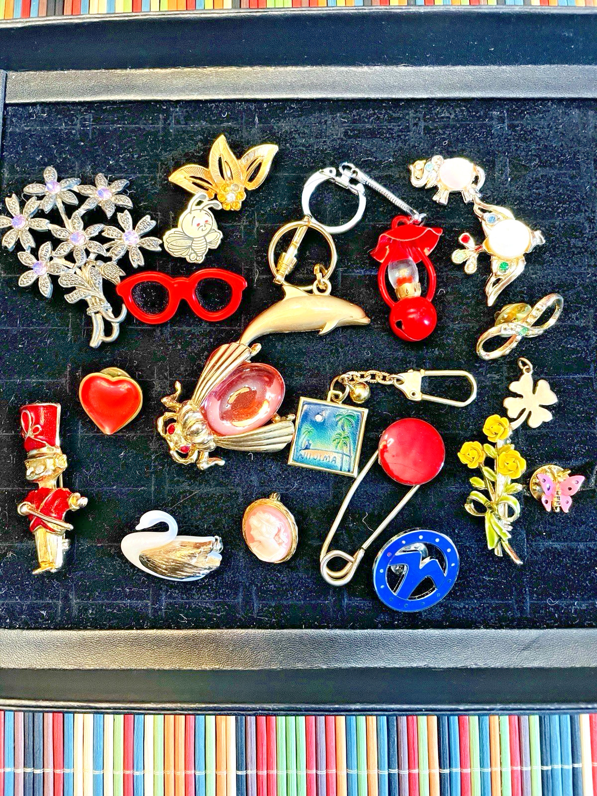 Jewelry Lot Brooches Insect Drummer Cameo Dolphin Keyring Swan Kilt Pin 18 Pcs