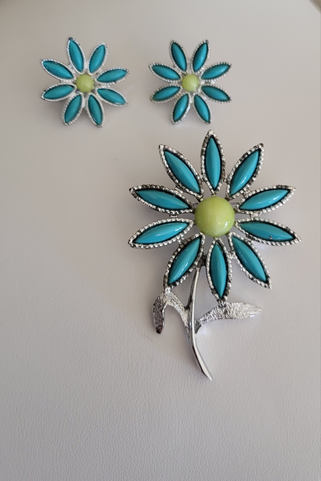 Vtg Sarah Coventry 1971 “DAISY TIME” Silver Tone Brooch Pin Clip-on Earrings Set