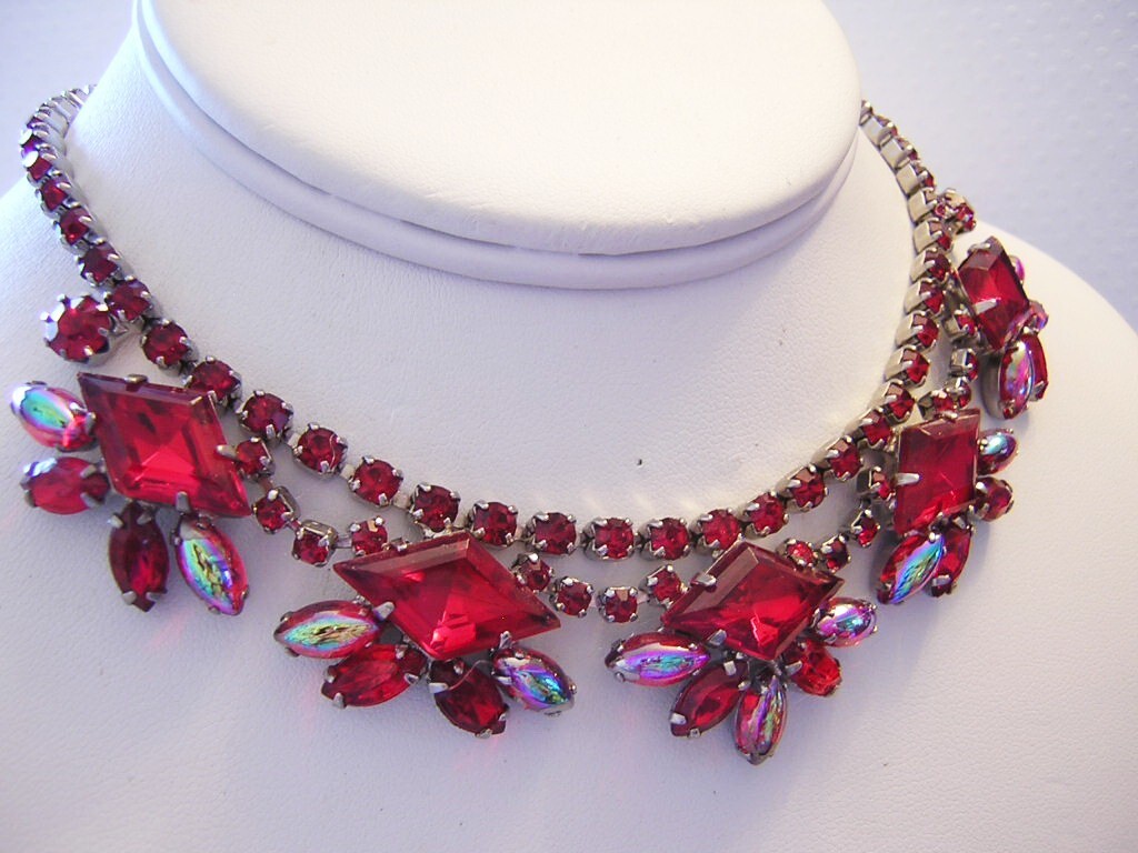 1960’s RED SASSY Timeless Diamond Shape RHINESTONES & Iridescent GLASS Necklace