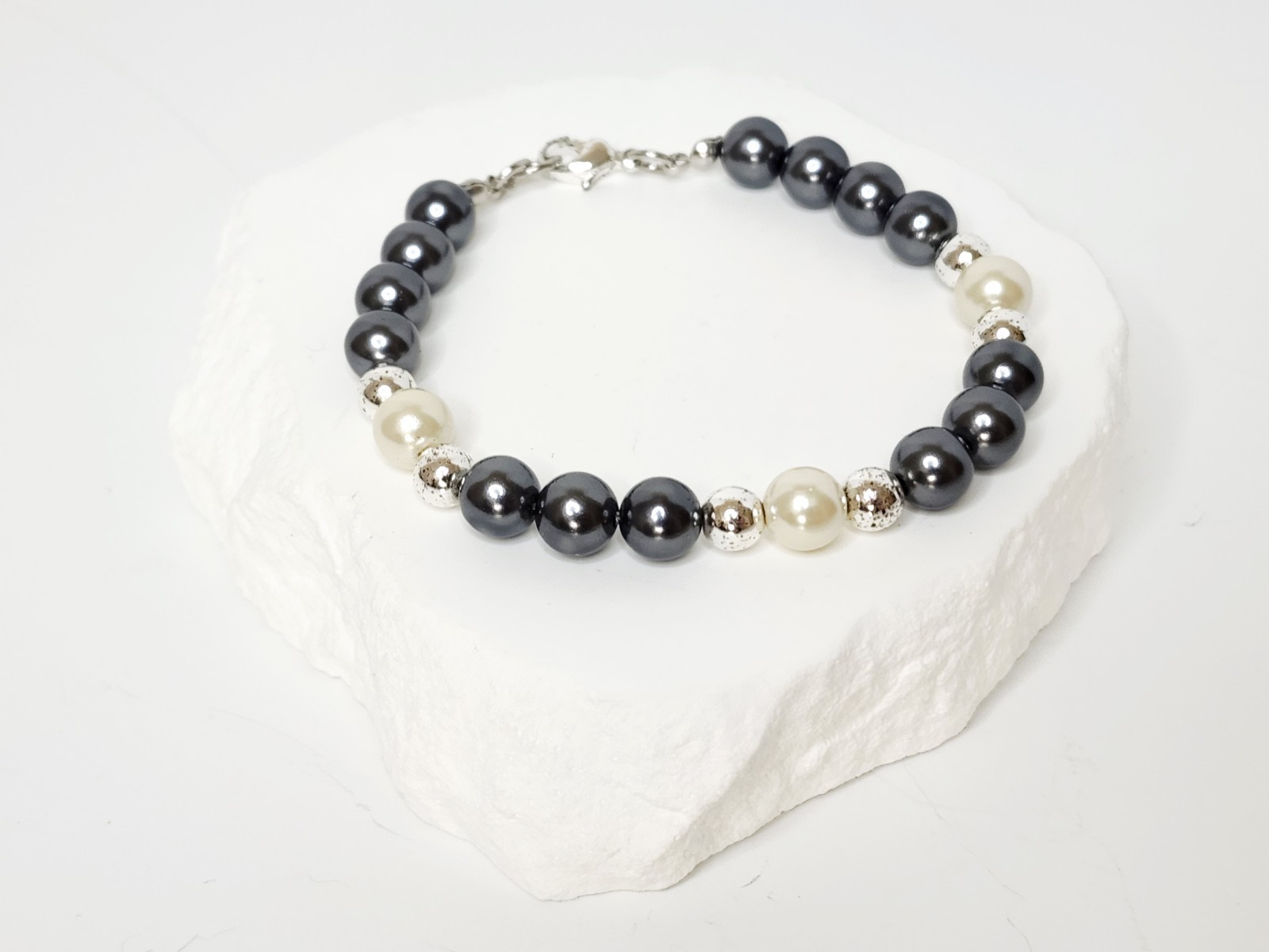 Vintage Gray And White Faux Pearl Bracelet – Freshwater Look – READ