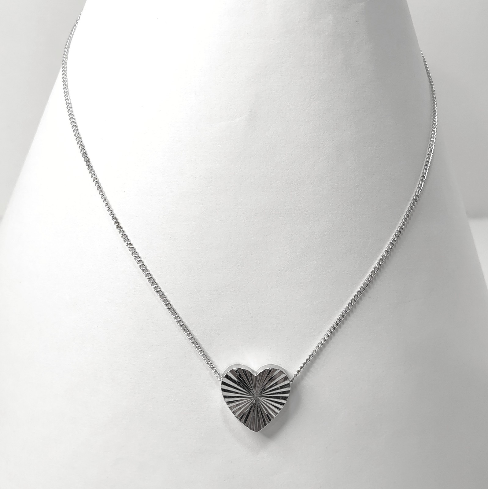 RARE Vintage signed SARAH COVENTRY Diamond Cut Heart Silvertone Pendant Necklace