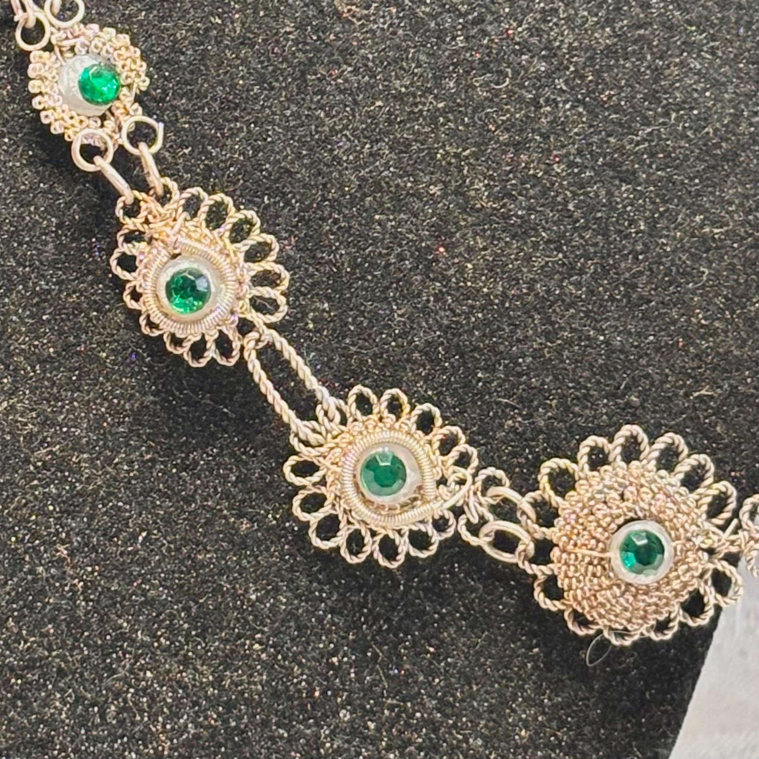 NECKLACE vintage green glass faux gem silvertone metal filagree hook clasp 20″