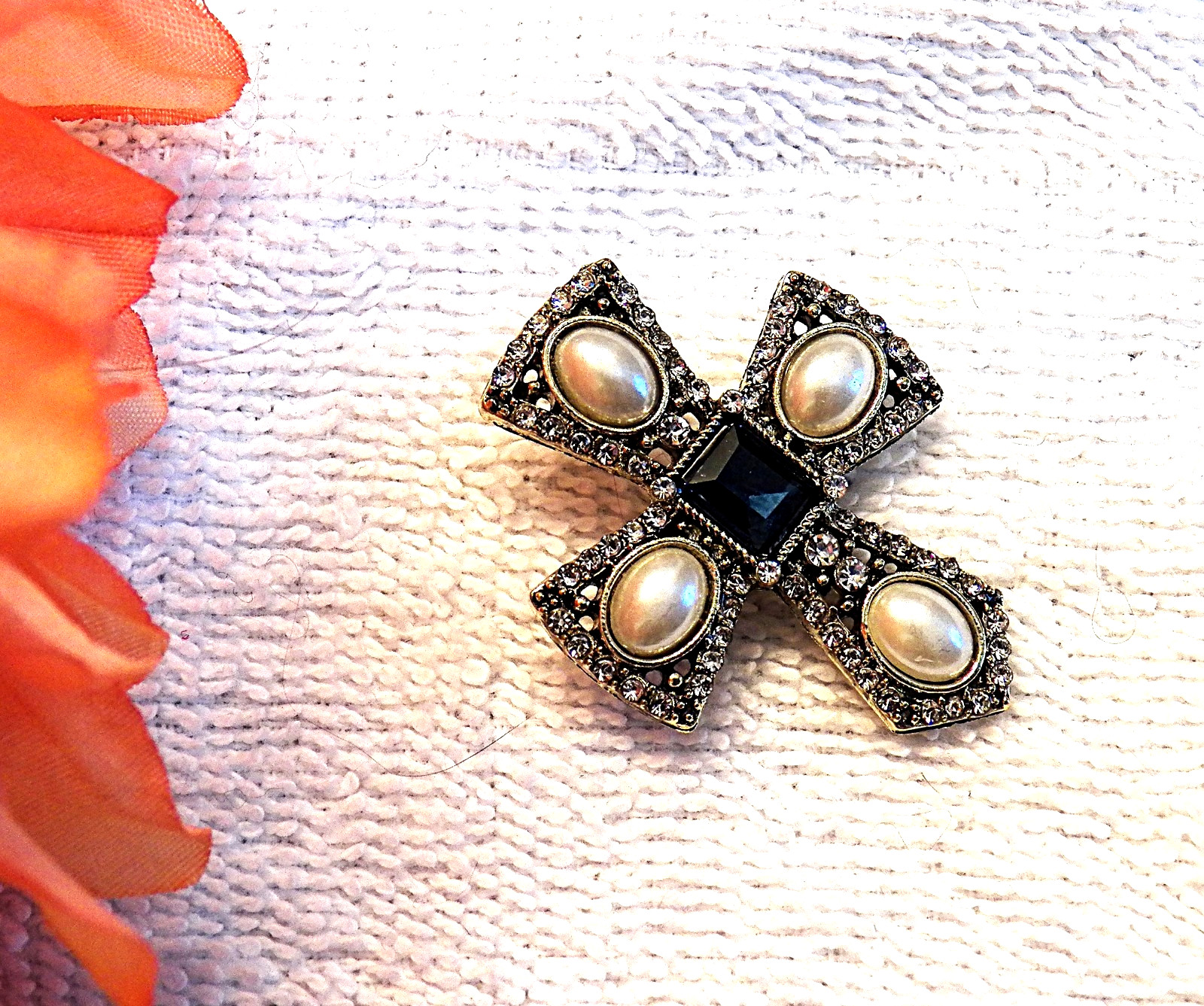 CLASSIC PIN BROOCH CROSS RELIGIOUS SYMBOL CHRISTIANITY RHINESTONES FAUX PEAR CH8