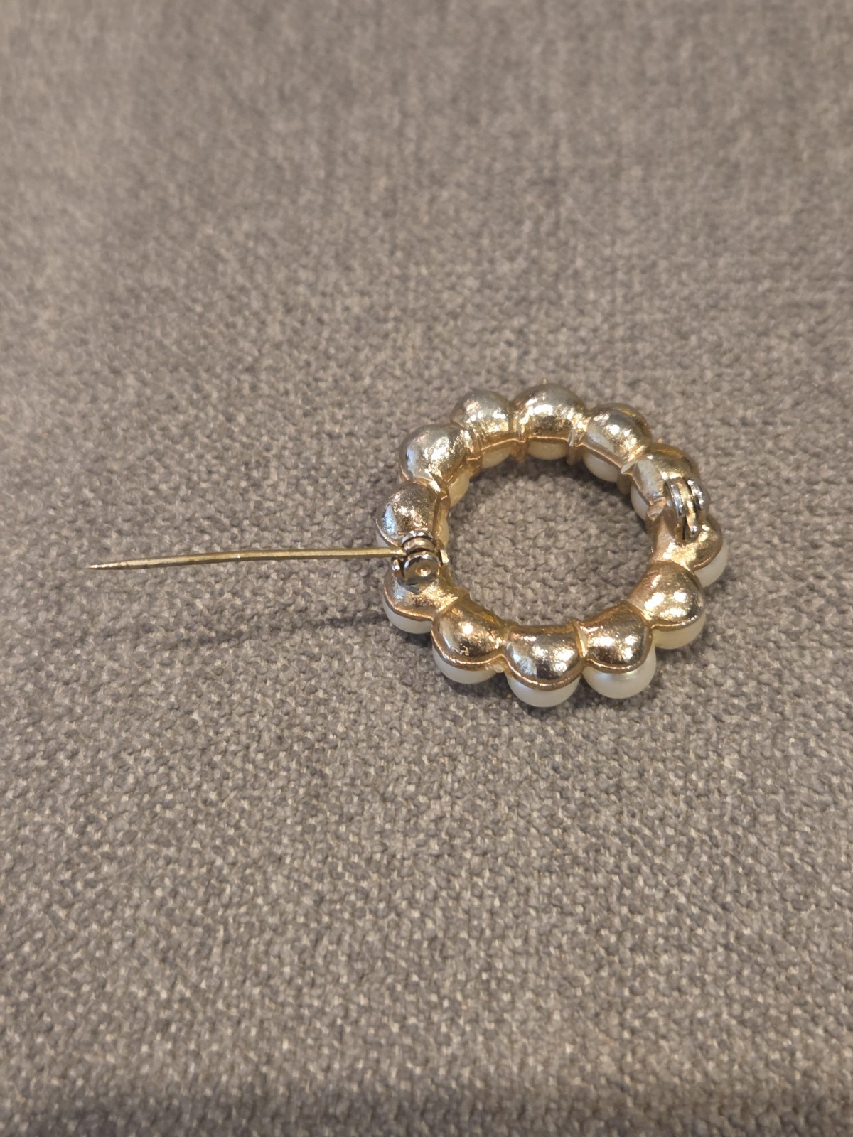 Vintage Unbranded Circle Goldtone with Faux Pearls Brooch Pin