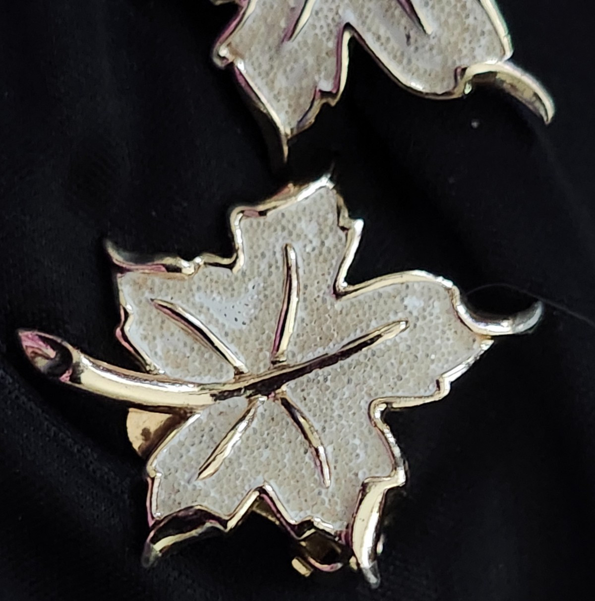 Vintage Signed EMJ (Emmons) Maple Leaf Gold Tone Earrings Clip-on & DAILY SHIPPI