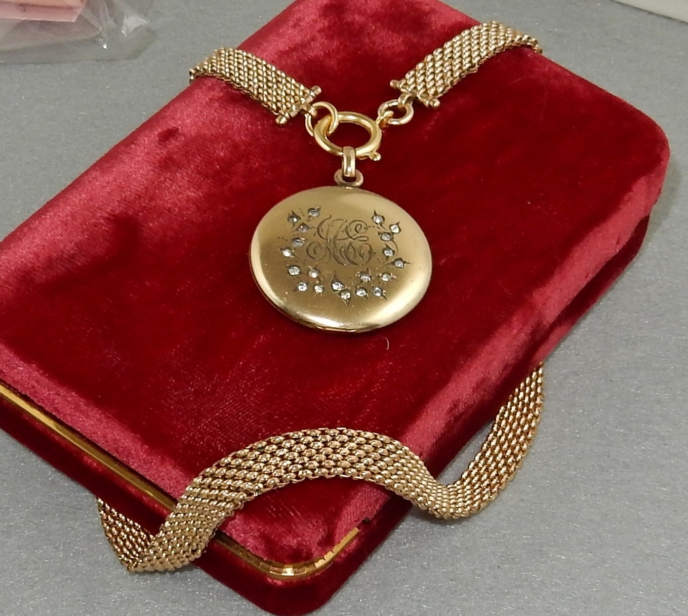 ANTIQUE VICTORIAN GOLD FILLED 20″ MESH BOOK CHAIN NECKLACE BLACKINTON LOCKET