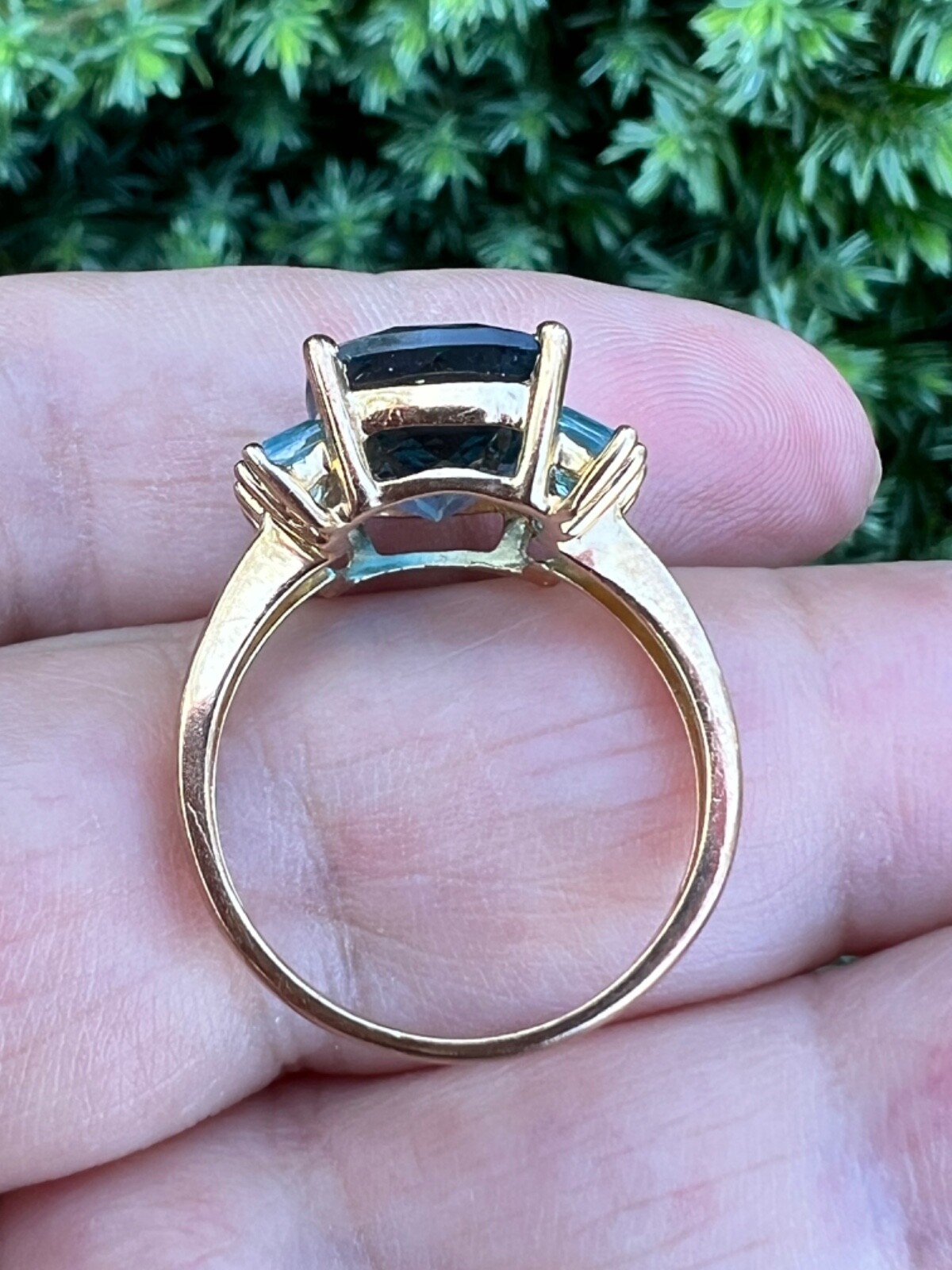 VINTAGE 14K GOLD FACETED DEEP TEAL LONDON BLUE AND LIGHT SWISS BLUE TOPAZ RING