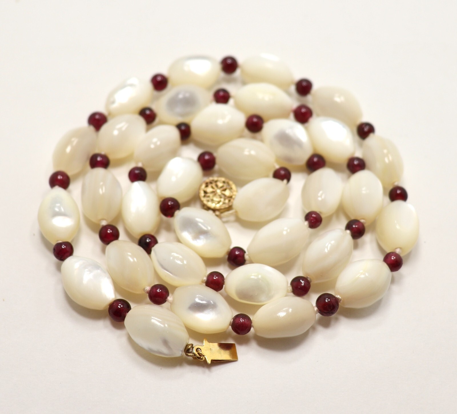 VINTAGE MOTHER OF PEARL & GARNETS HAND KNOTTED BEADED NECKLACE STERLING CLASP