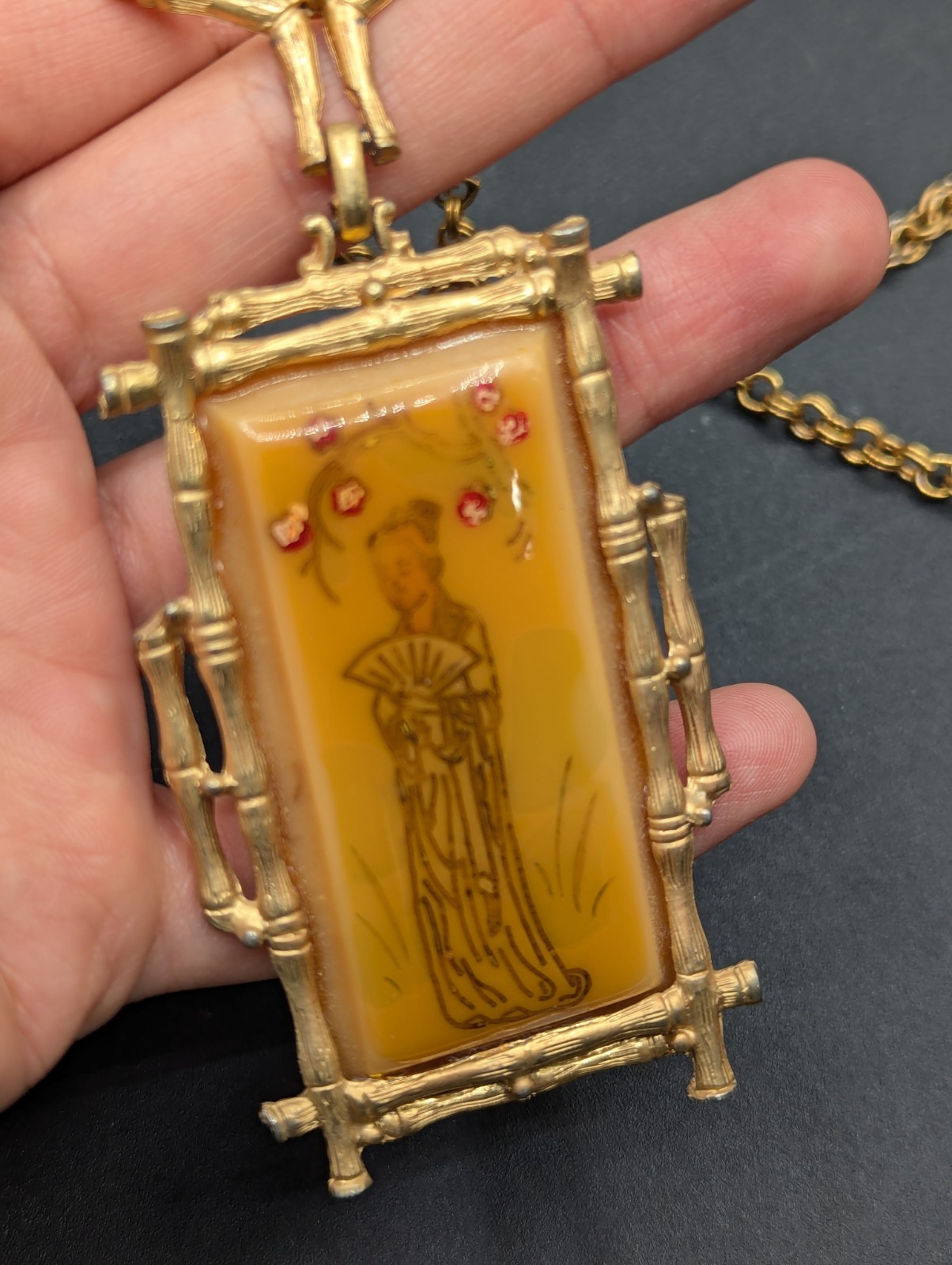 Vintage 24″ Asian Woman w Fan Flowers Floral Plastic Gold Tone Bamboo Necklace *