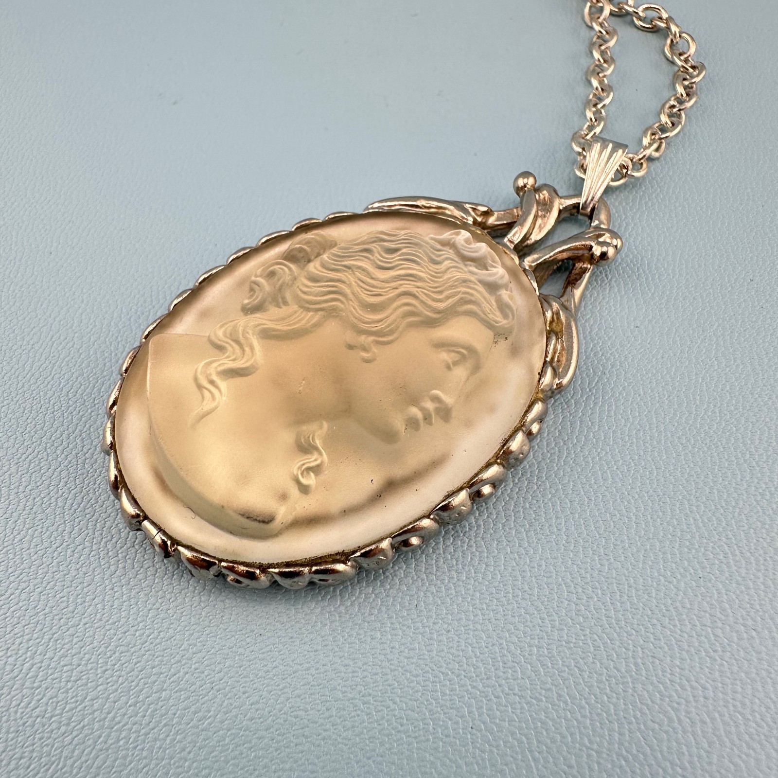 Vintage Frosted Opaque Glass Cameo Pendant Necklace Silver Tone Off White 28″
