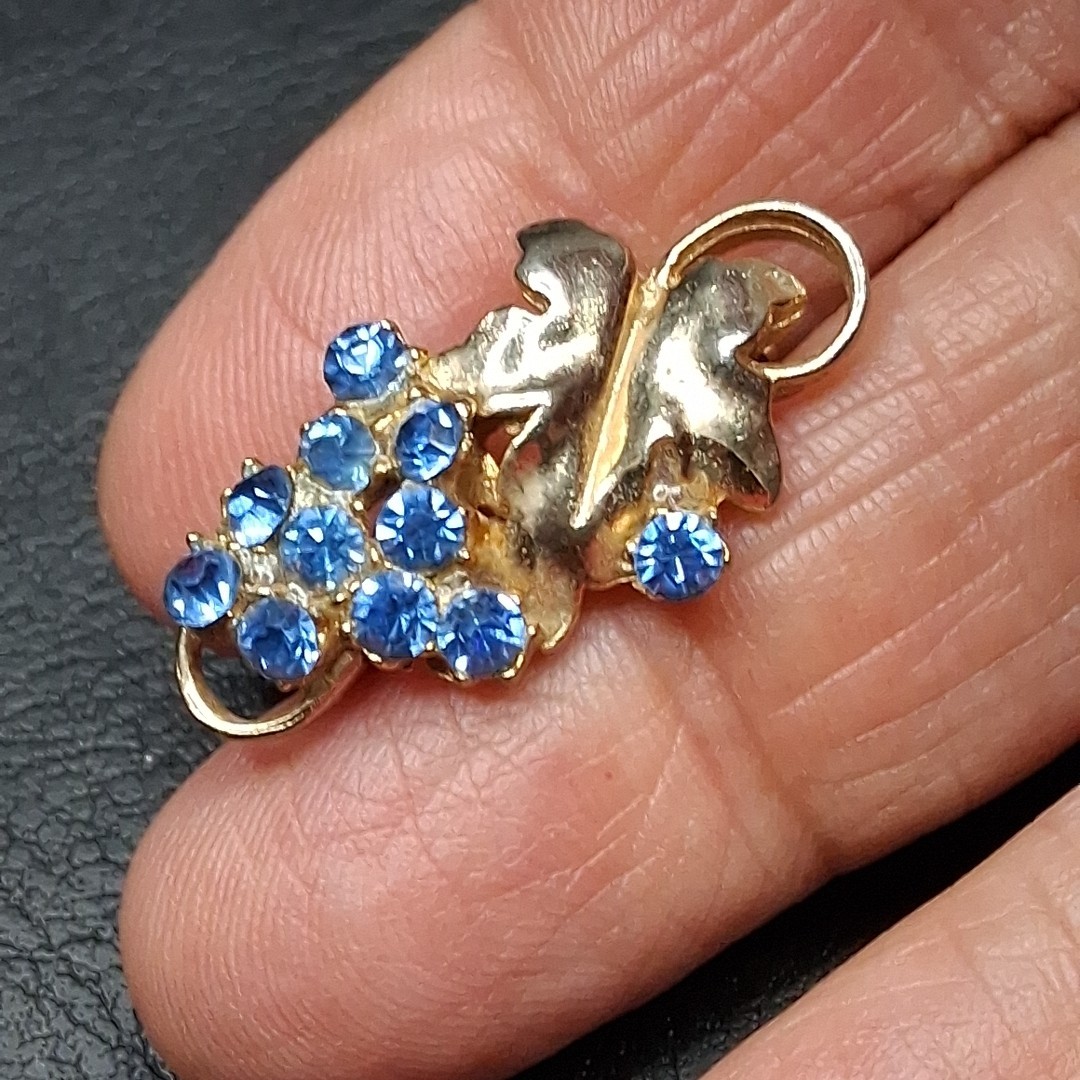 Vintage Small Bunch Of Grapes Pin Brooch Blue Rhinestone. 16.873