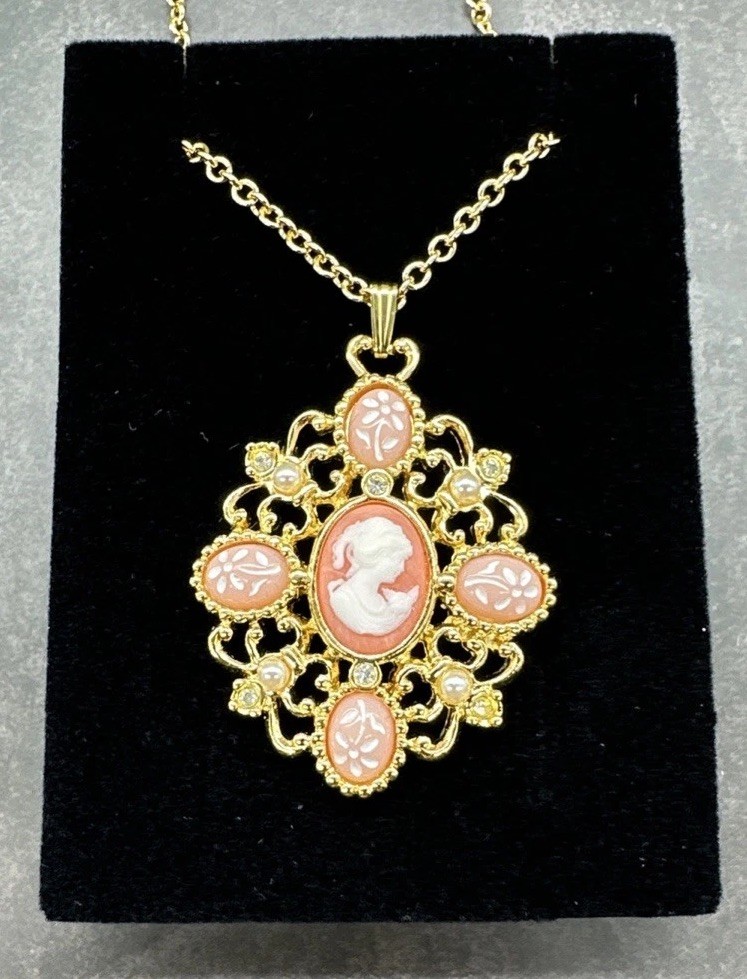 Vintage Avon Romantic Poet Necklace Gold Tone Pink 1994 Signed Love Beauty NIB