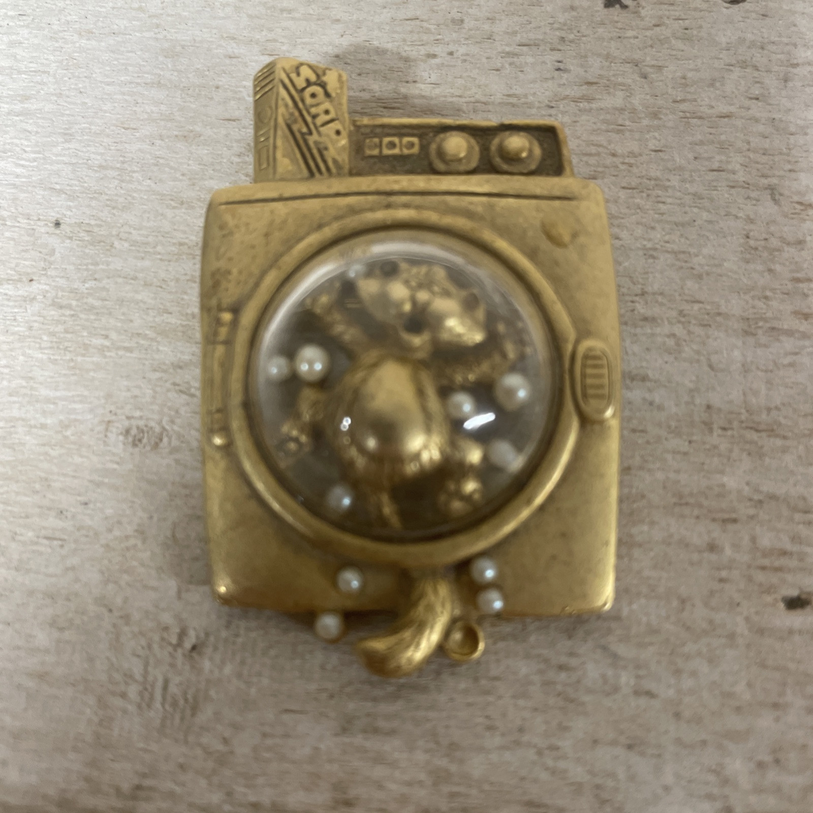 VTG AJC Gold Tone Whimsical Cat In Washing Machine Brooch W Faux Pearls