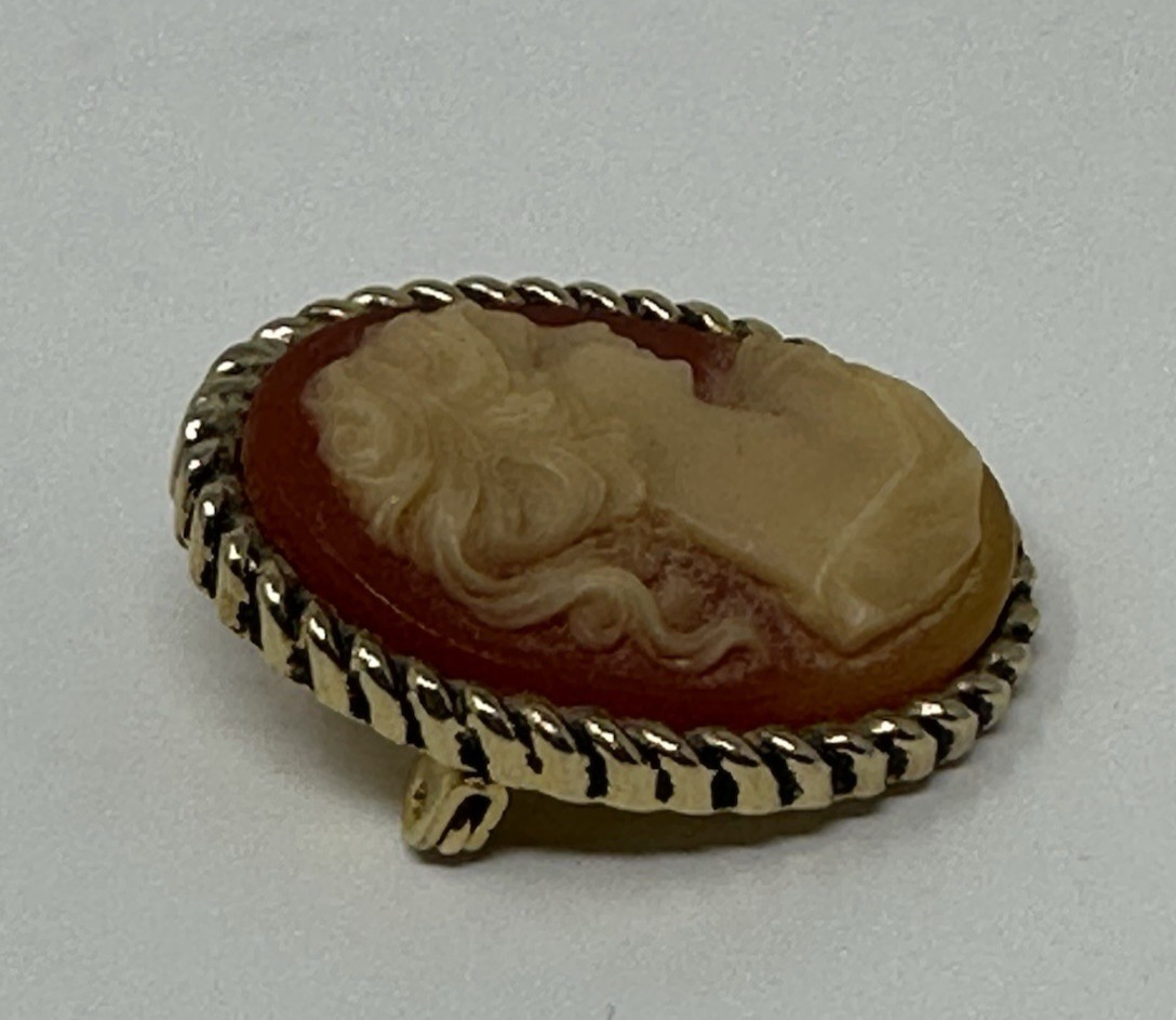 Vintage Cameo Brooch Pin Orange Cream Oval Gold Tone Twist Frame Estate 3/4″x1″