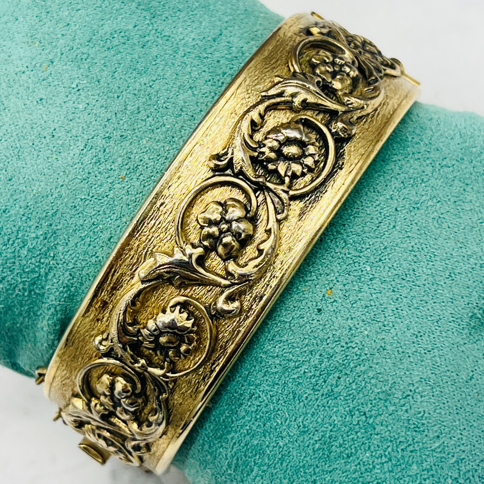 Vintage WHITING & DAVIS SWIRLED FLOWERS GOLD TONED HINGED 7″ BRACELET 1971