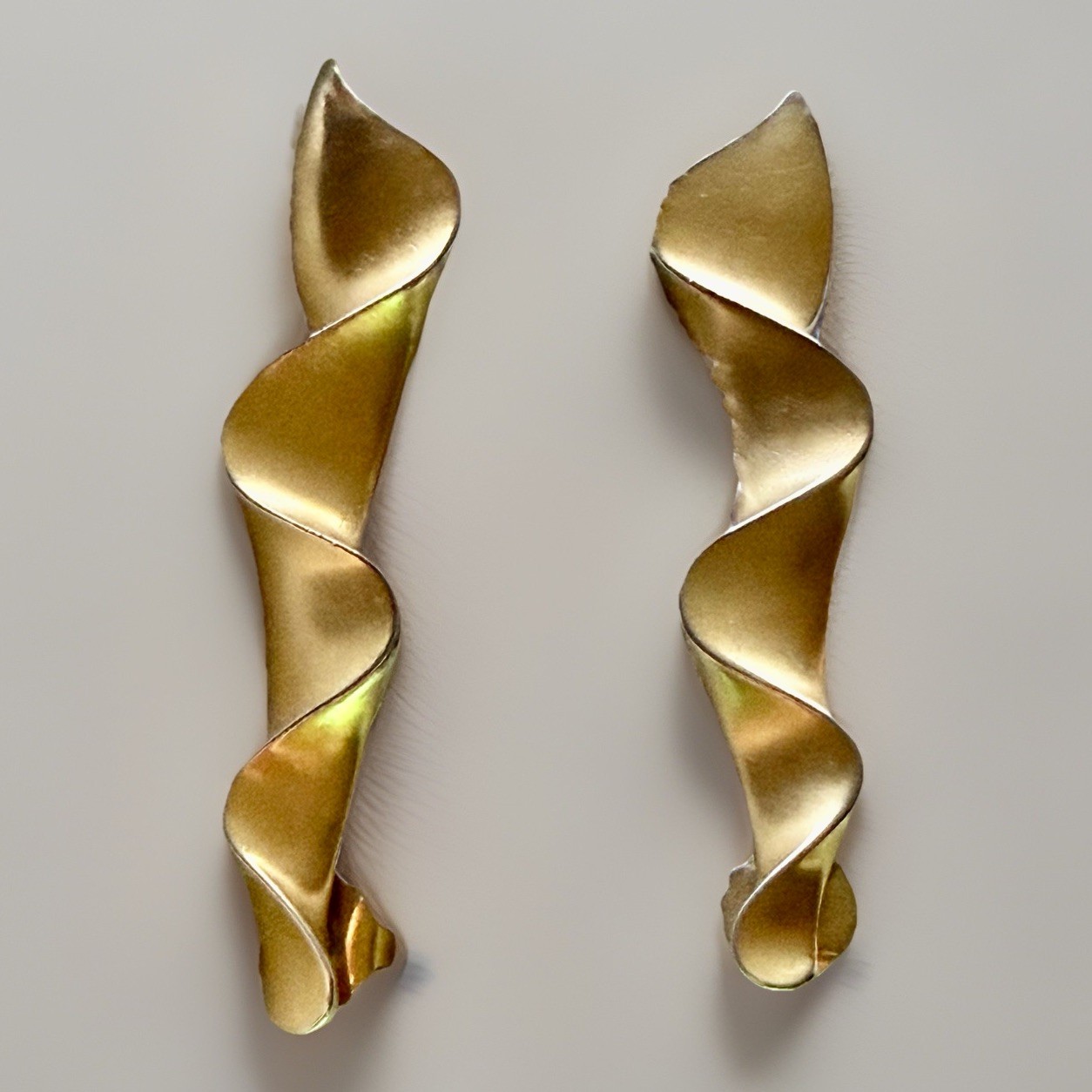 Vintage Avon Matte Gold Tone Swirl Ribbon Drop Pierced Earrings 2.75″ 18g READ