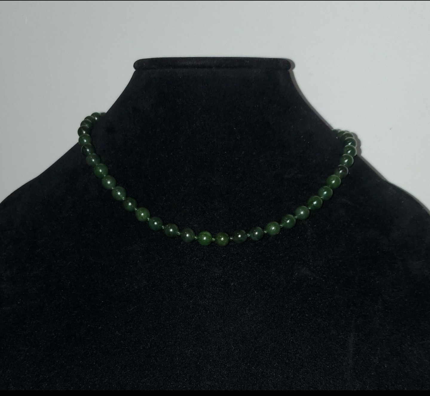 Vtg Hand-Knotted Spinach Green Nephrite Jade Beaded 18″ Fishhook Clasp Necklace