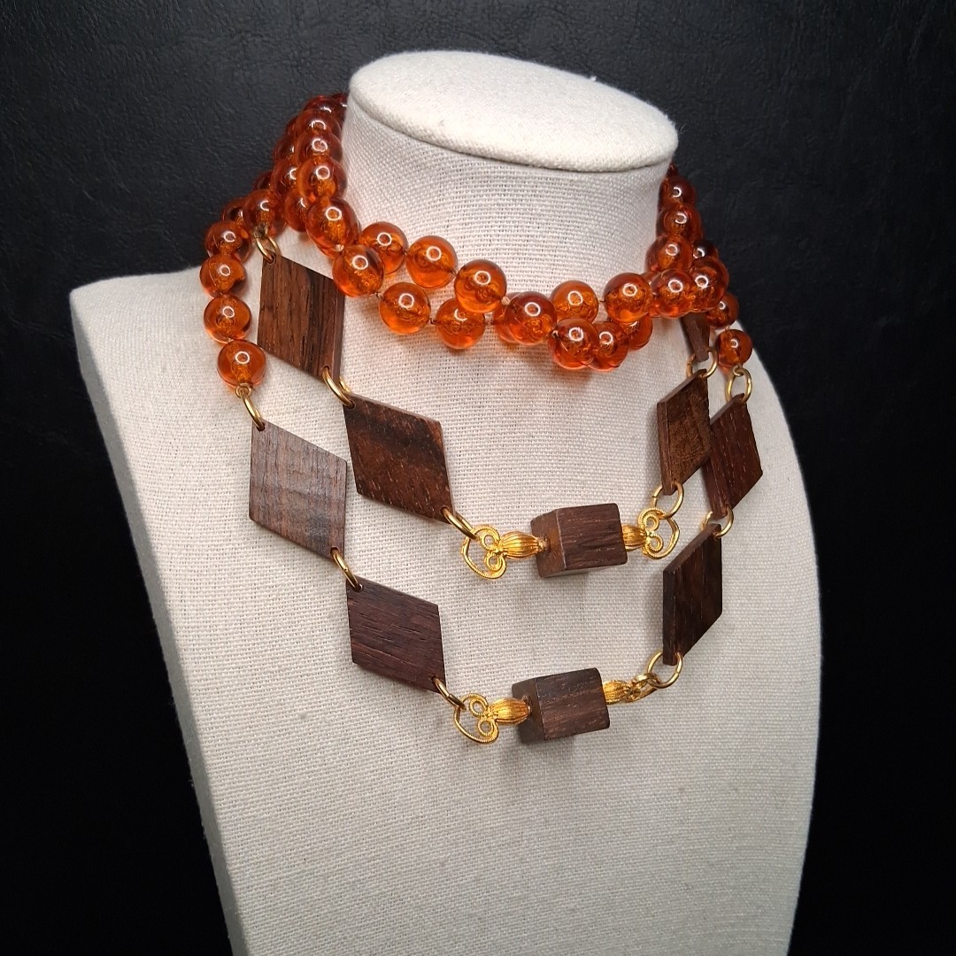 Vintage Faux Amber Lucite Beads And Wood Necklace Gold Tone. 15.515
