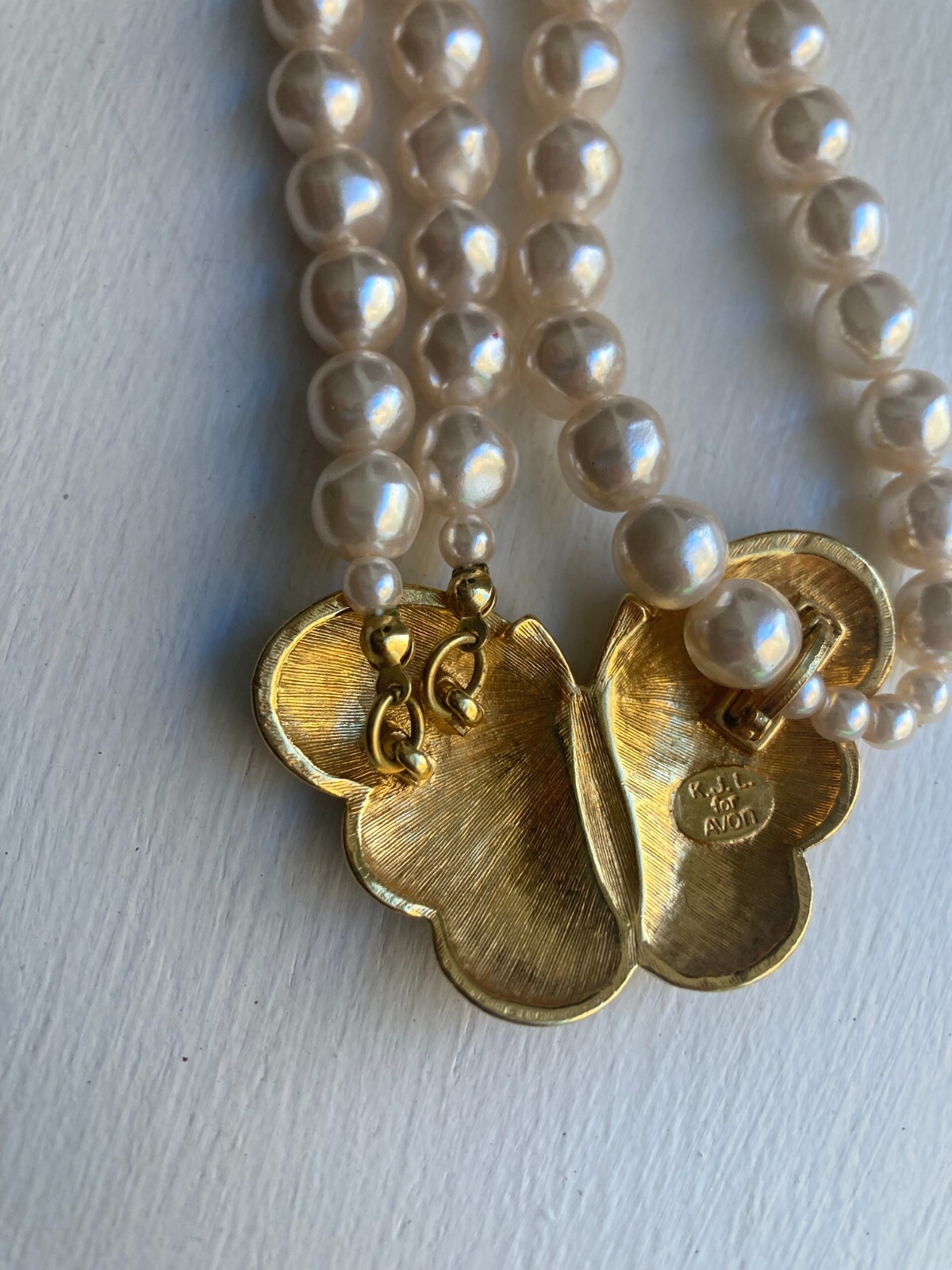 VINTAGE SIGNED K.J.L. FOR AVON FAUX PEARLS WITH ENAMEL BUTTERFLY 18″ NECKLACE