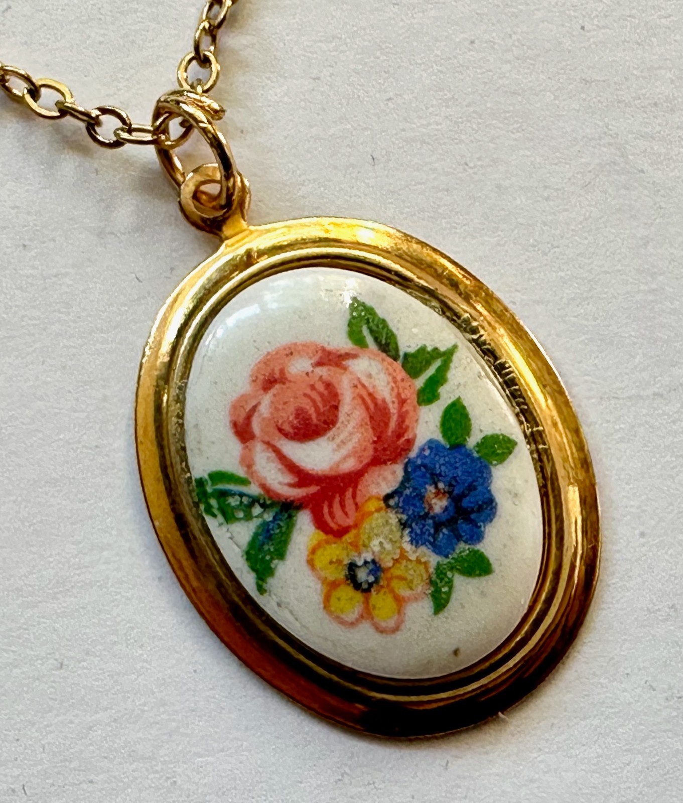 Vintage oval goldish brass w ROSE flower cabachon pendant 1 ” necklace 20″ GP