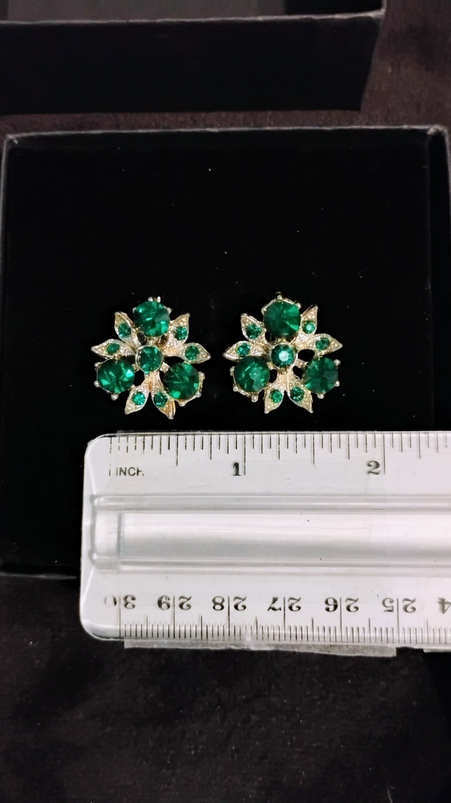 Vintage Gorgeous Vivid Emerald Green Rhinestone Silver Tone Screw Back Earrings