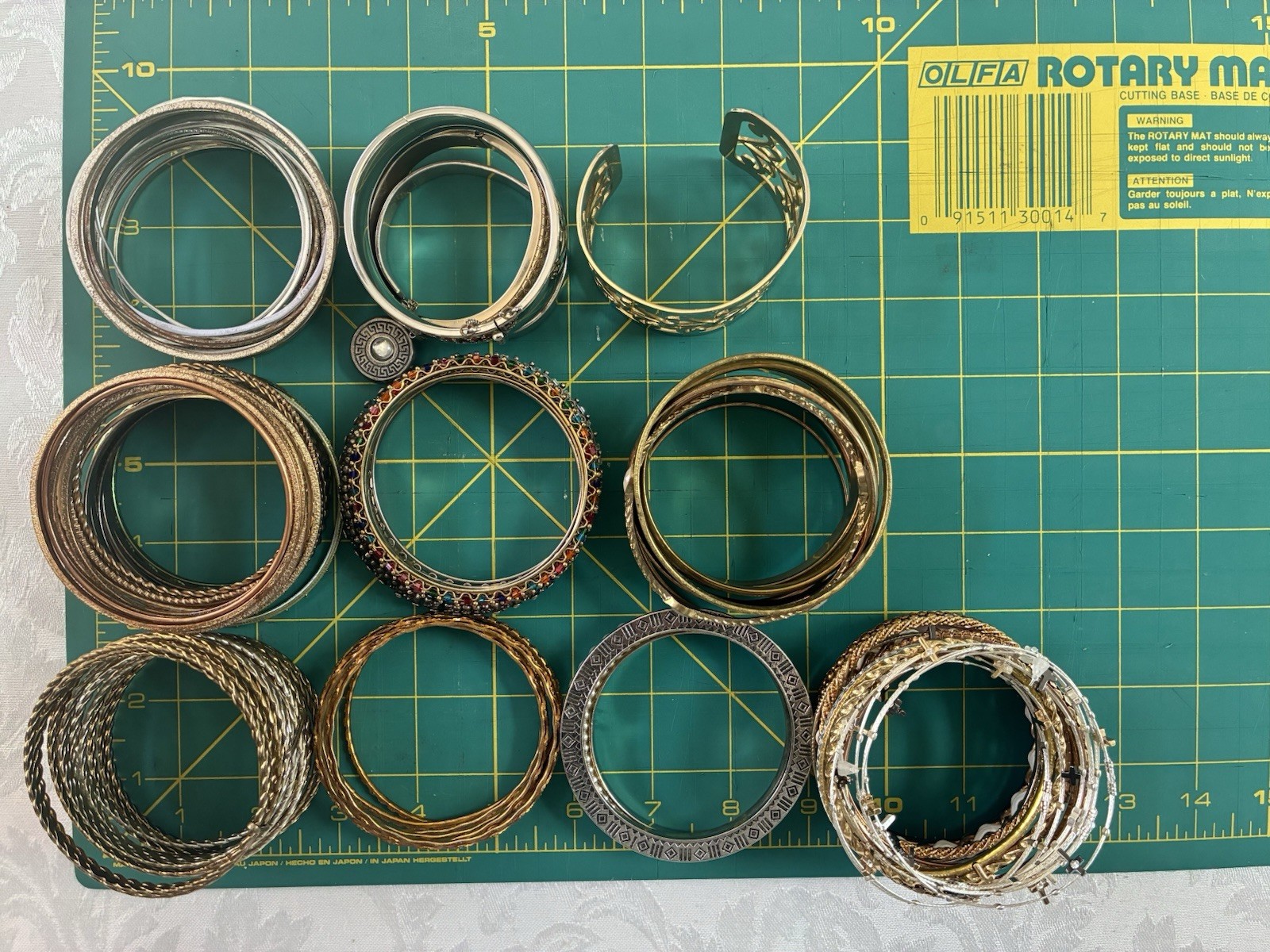 Huge Vintage Bracelet Jewelry Lot 2.10 lb Beaded Bangle Charm Stretch Variety