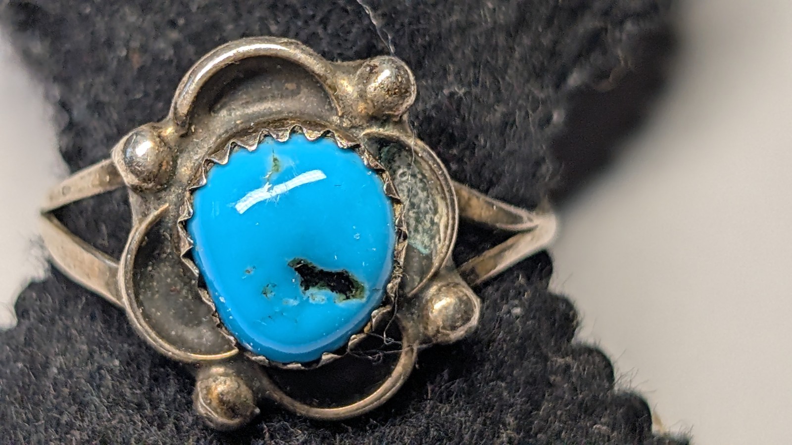 VINTAGE STERLING SILVER SOUTHWESTERN TURQUOISE RING ABOUT SIZE 8 1/2