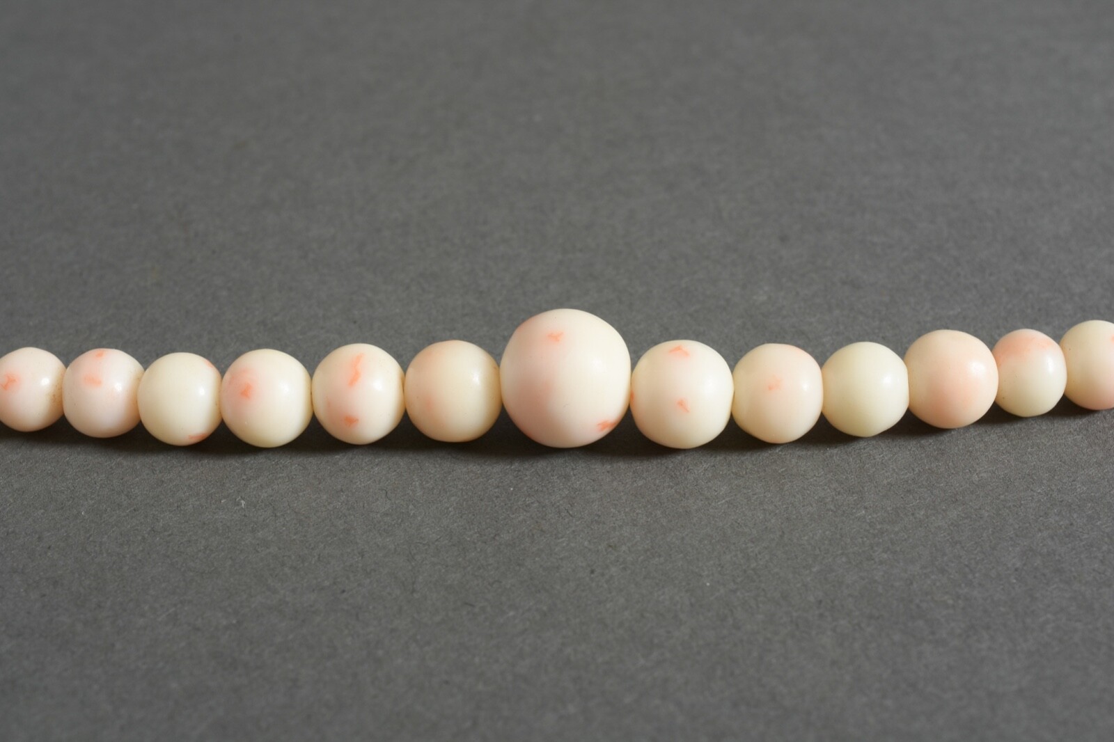 Vintage graduated Genuine Natural Angel skin Coral necklace !