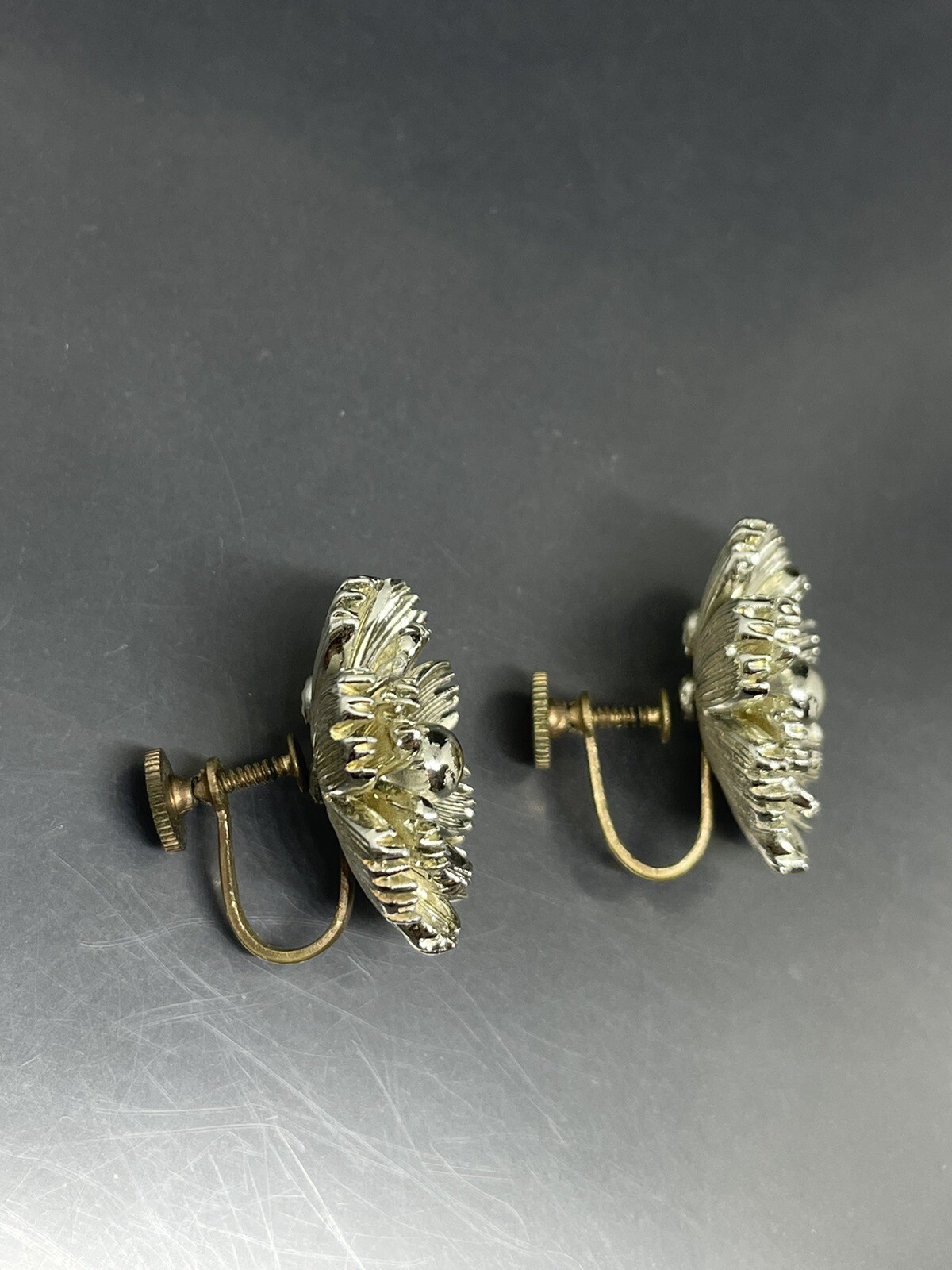 VTG Signed Lisner Very Light Textured Gold Tone Flower Screw Back 1” Earrings