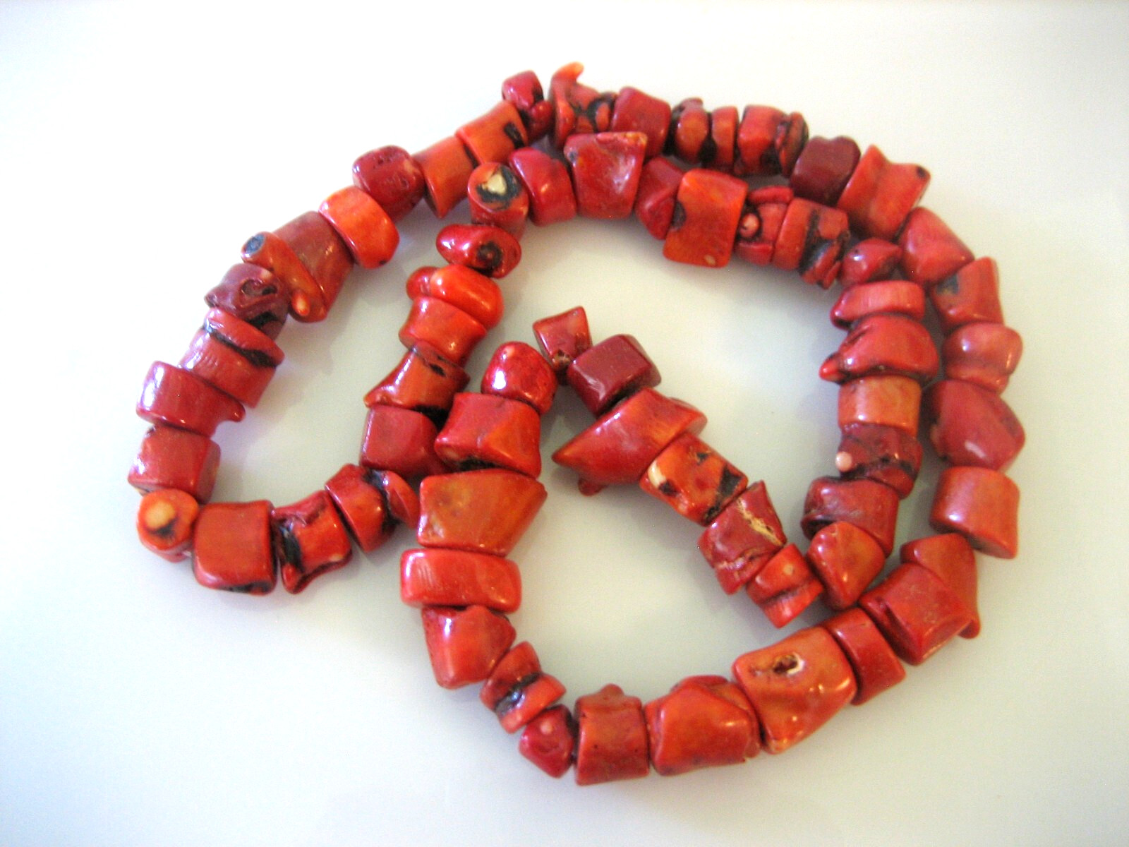 VINTAGE RED SPONGE CORAL SINGLE STRAND NECKLACE 243 GRAMS