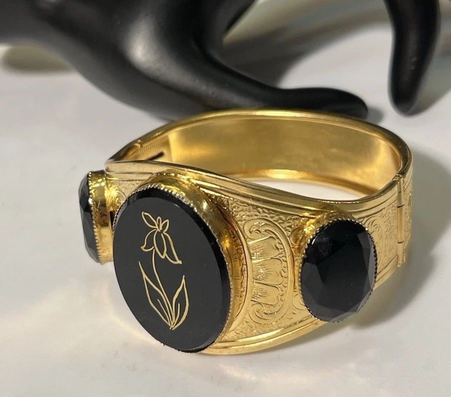 Vtg Victorian Morning Revival Gold Tone Etched Flower Motif Wide Hinged Bracelet