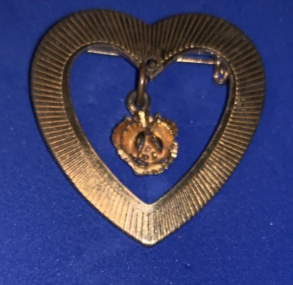 Unsigned Brooch/Pin Gold-Tone Heart with hanging Rose safety catch clasp