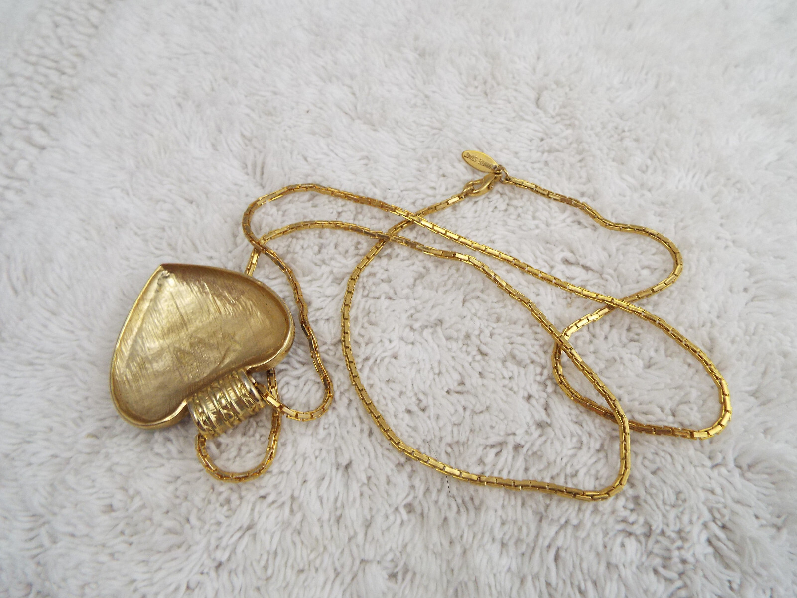 WHITE STAG Goldtone Black Heart Pendant Necklace (B8)