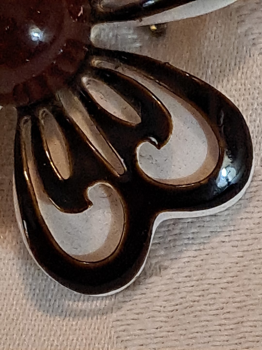 Vintage MOD Brown & White Flower Brooch Pin with Scratch