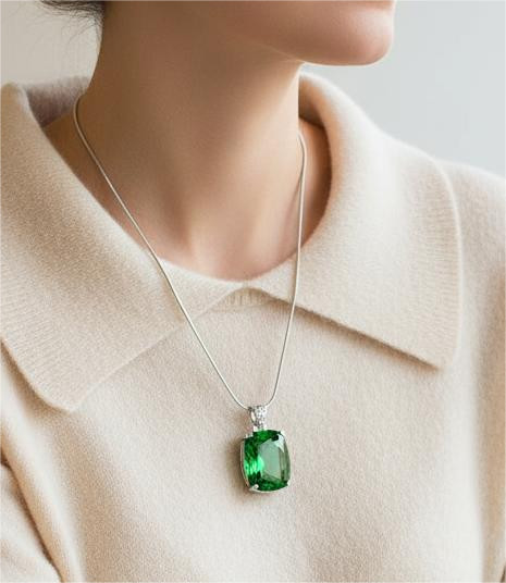 High Quality 80-90 Carat Cushion Cut Emerald Gemstone Silver Pendant With Chain