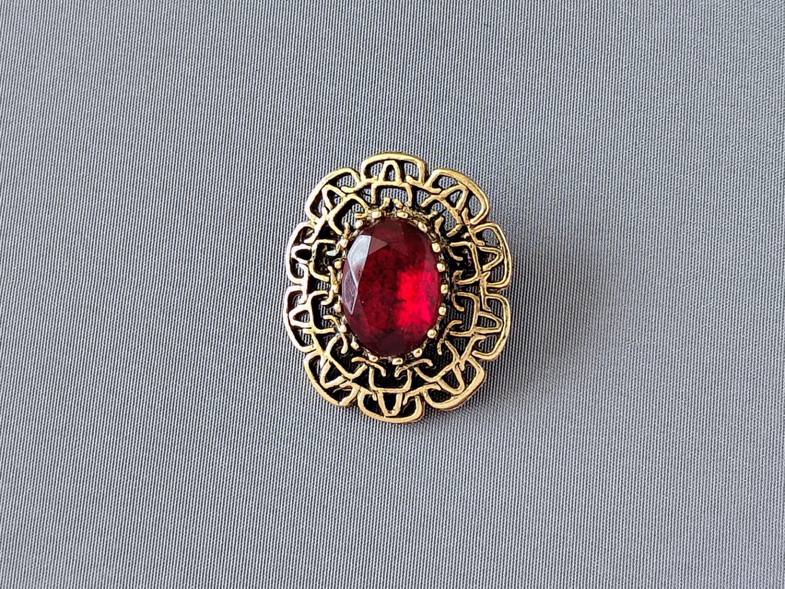 Vintage 1978 SARAH COVENTRY ‘First Lady’ Red Rhinestone Goldtone Brooch Pin