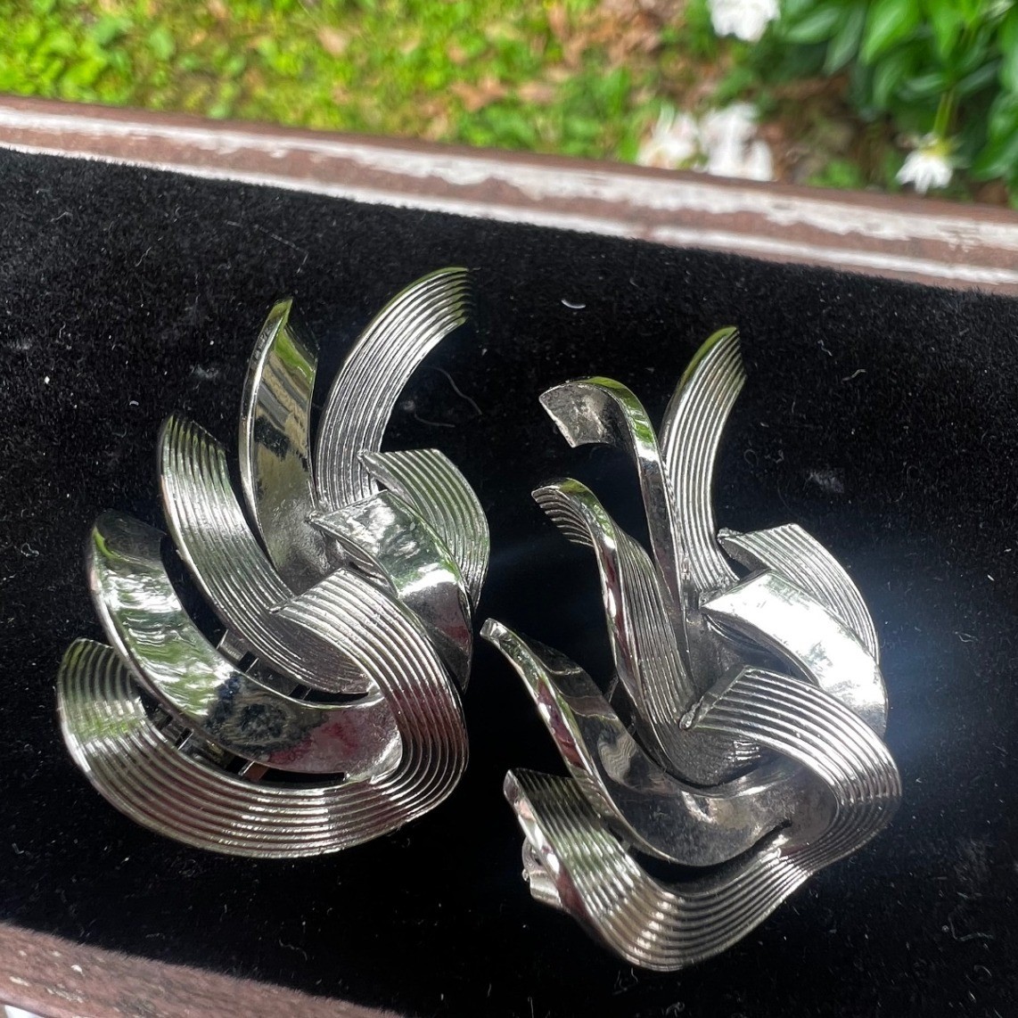 Vtg Bercere Silver Tone MCM Ribbon Swirl Clip On Earrings Mid Century Modern
