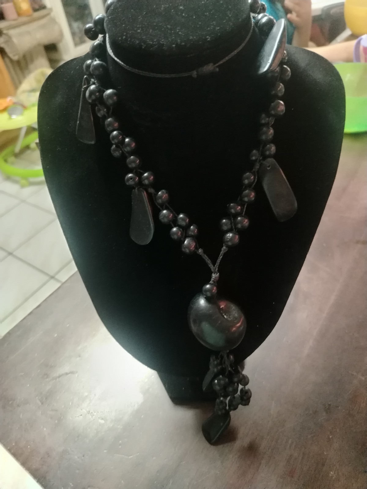 VTG BLACK GLASS TEAR DROP PENDENT NECKLACE Vintage