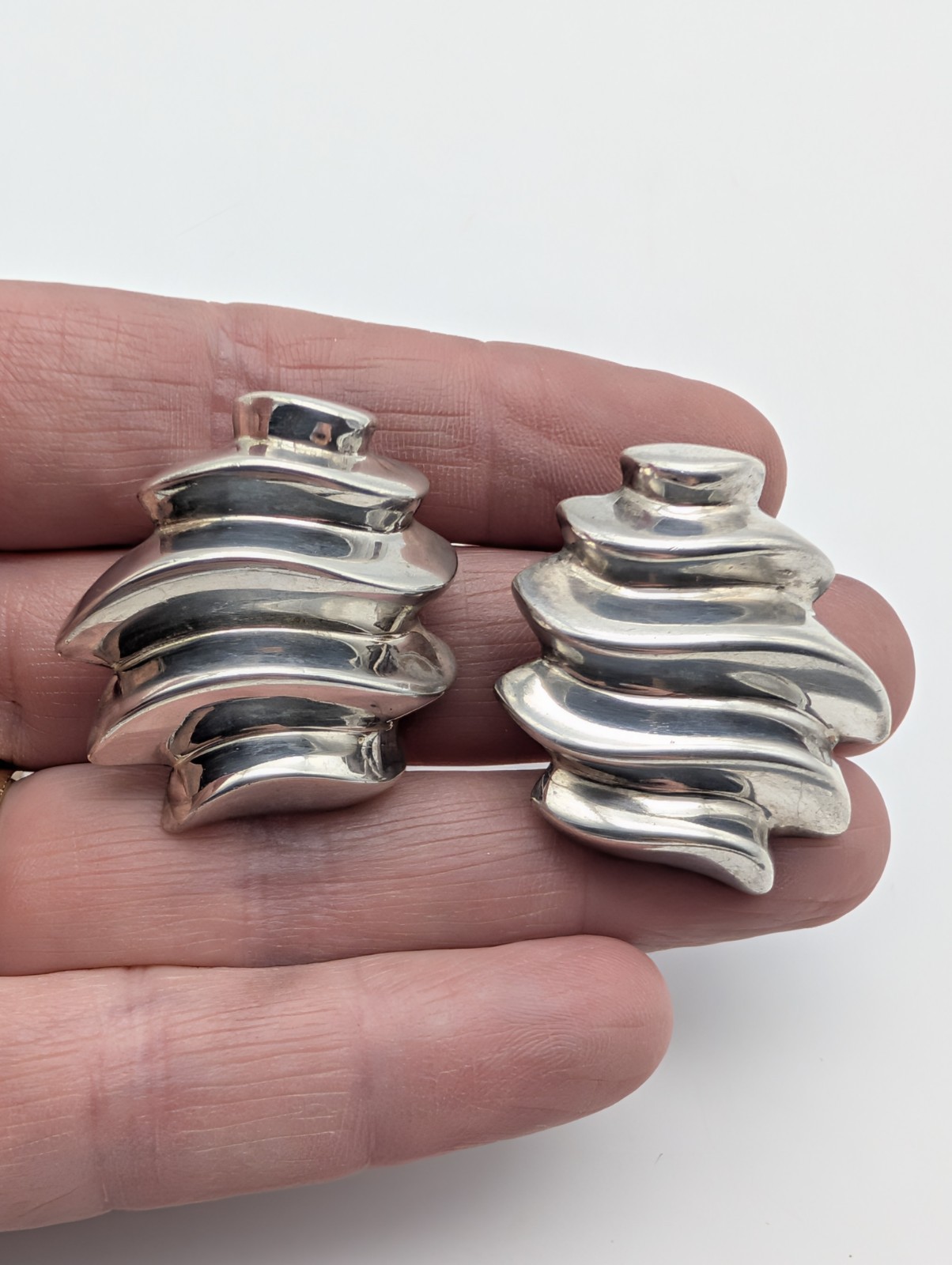 Vintage Modernist Bayanihan Sterling Silver Ribbed Wave Clip On Earrings 1¼”