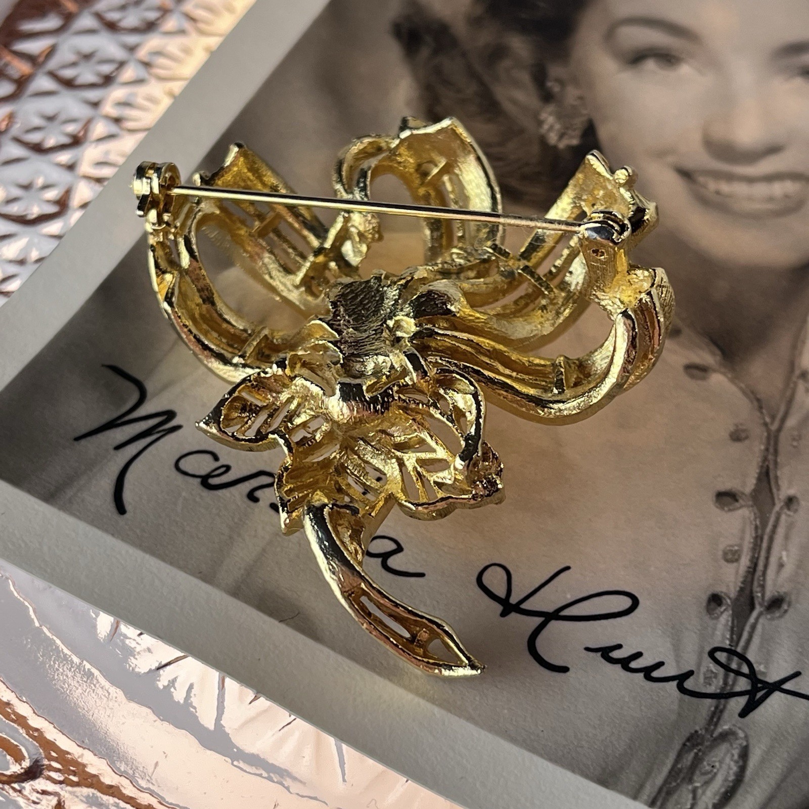 Vtg Lisner Gold Tone Brooch w/ Faux Pearls – Floral Ribbon Design – 2” – 1950s