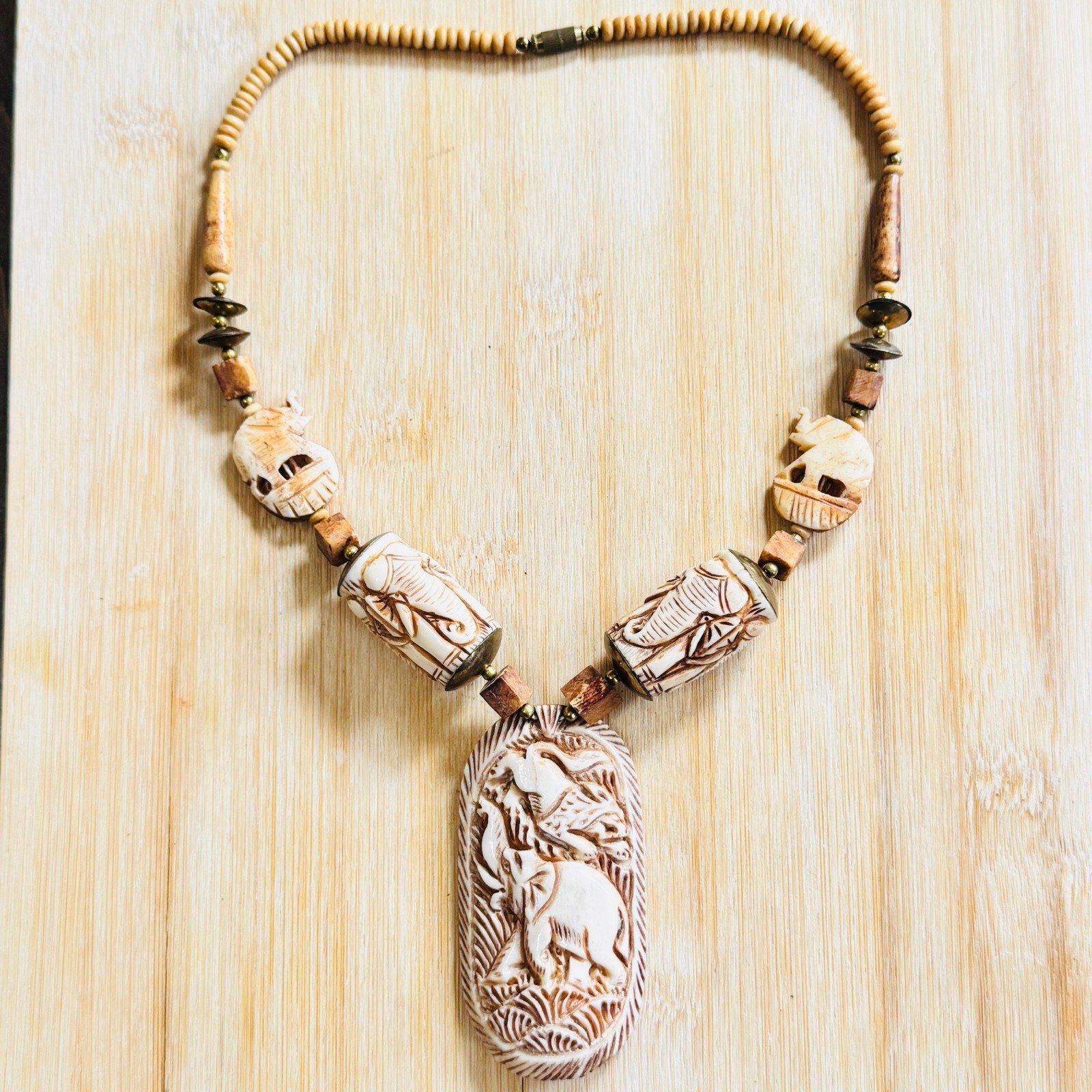 VTG Safari Animal Carved Necklace Massive Statement Retro Boho Indie 70s 21″