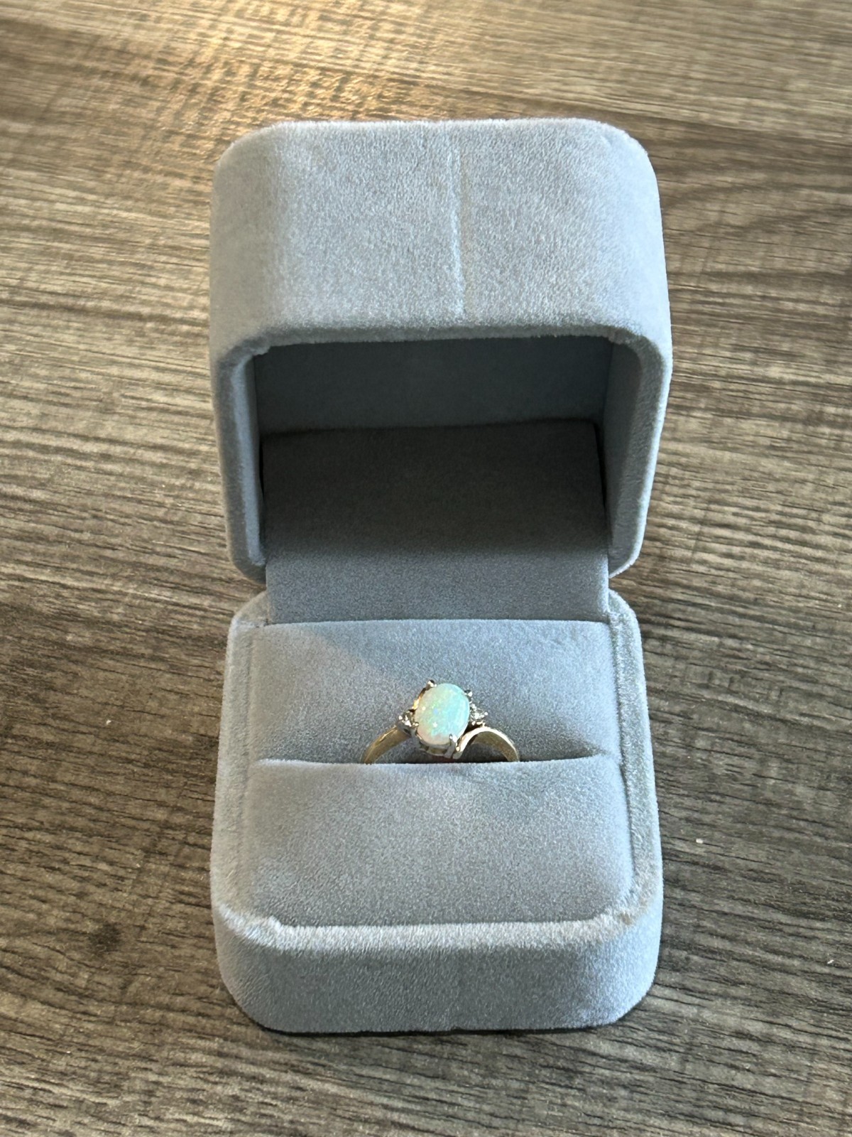 VINTAGE LADIES 14KT GOLD OPAL DAIMOND RING APROXX 6 INCH 2.8 GRAMS HAS CRAZING