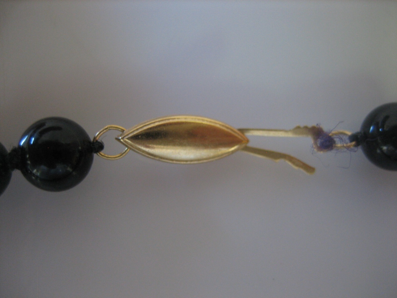 BLACK ONYX BEADED 14K YELLOW GOLD CLASP 32″ HAND KNOTTED NECKLACE