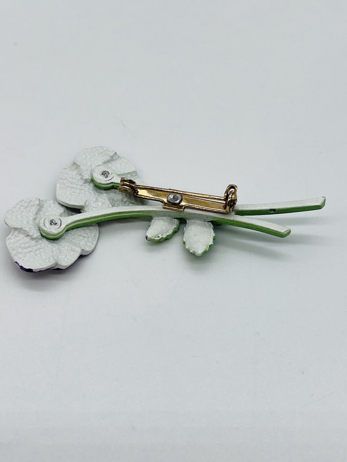 PANSY BROOCH PIN PURPLE AND YELLOW ENAMEL FINISH SPRING TIME EASTER VINTAGE
