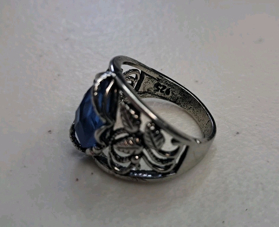 Vtg Silver Toned Ring Blue/Purple Marquis Leaf Setting Size 9.5 Costume
