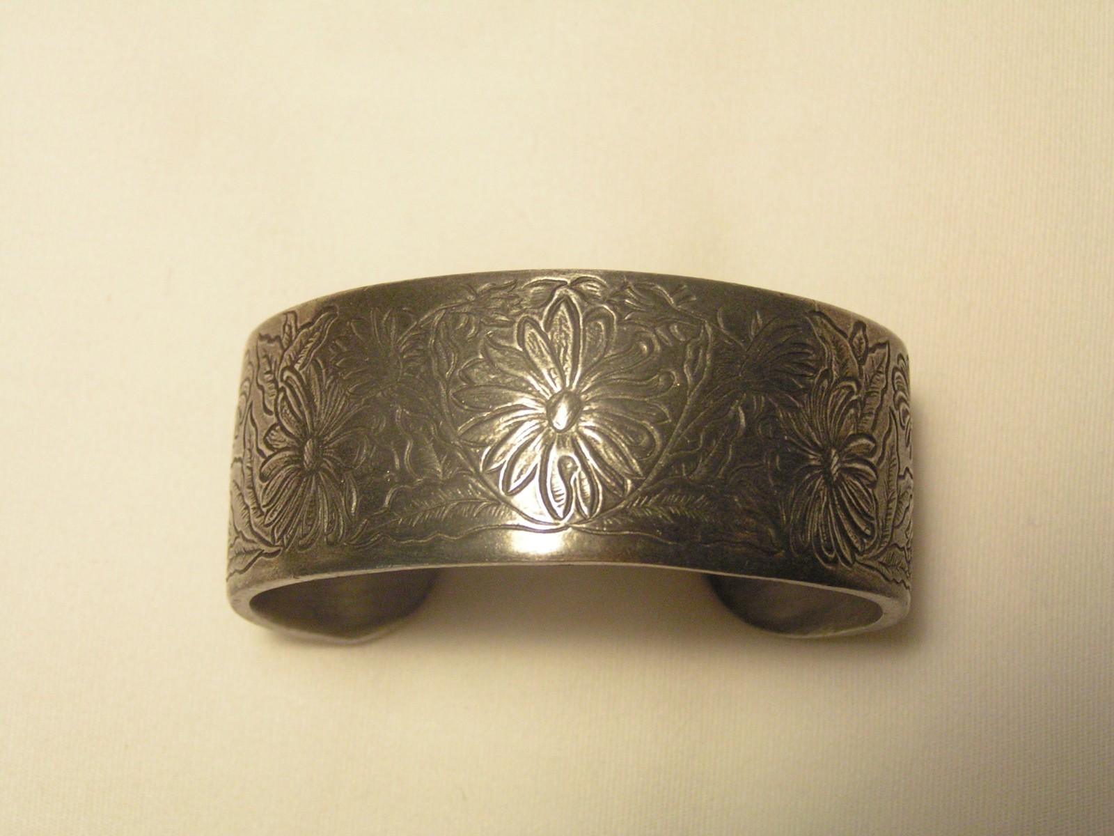 …Vintage SALISBURY Pewter April Flowers & Leaves Cuff Bracelet…